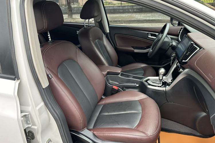 Used Venucia T70X 2016 2.0L CVT SmartFun Sport Edition Interior 10