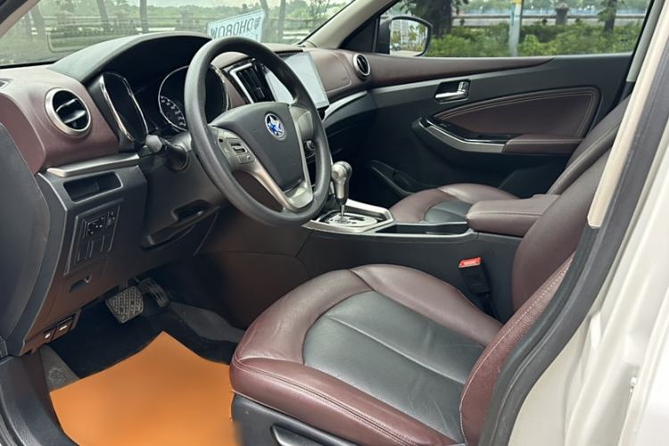 Used Venucia T70X 2016 2.0L CVT SmartFun Sport Edition Interior 4