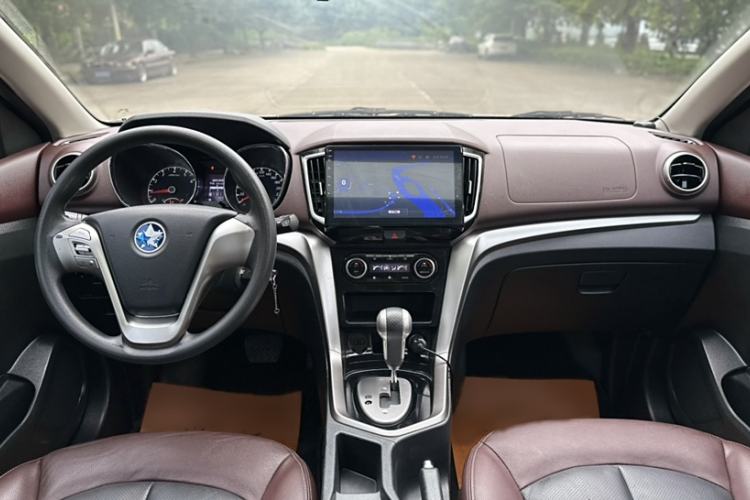 Used Venucia T70X 2016 2.0L CVT SmartFun Sport Edition Interior 5