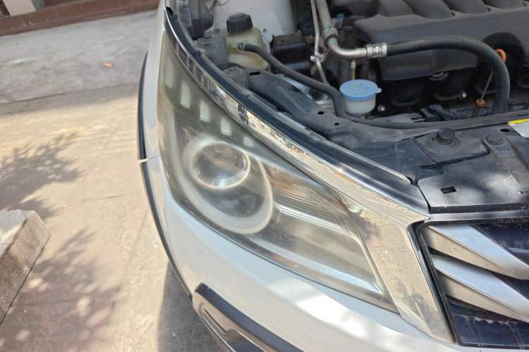 Used Venucia T70X 2016 2.0L CVT SmartFun Sport Edition Right Front Headlight