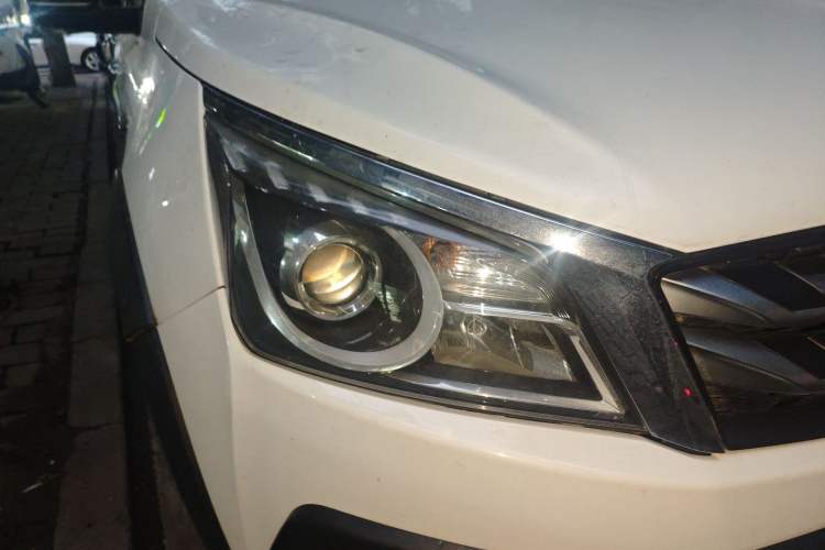 Used Venucia T70X 2016 2.0L CVT SmartFun Sport Edition Right Front Headlight