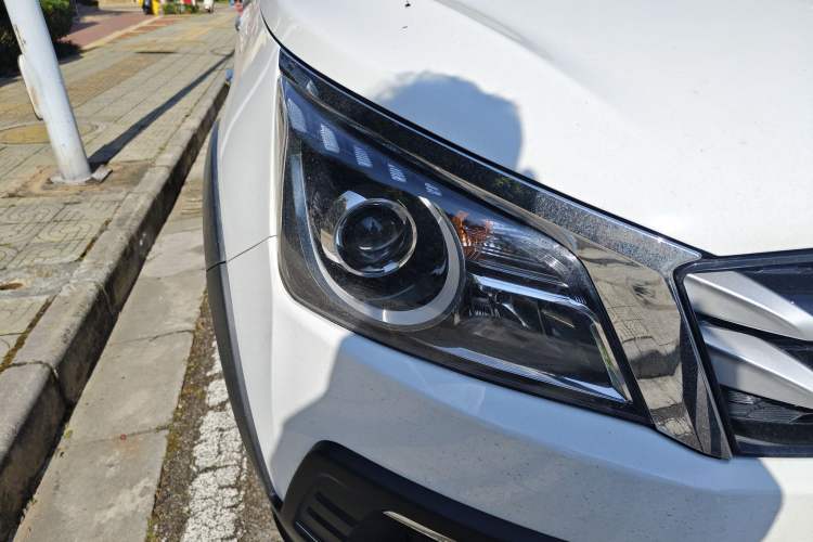 Used Venucia T70X 2016 2.0L CVT SmartFun Sport Edition Right Front Headlight