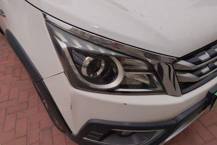 Used Venucia T70X 2016 2.0L CVT SmartFun Sport Edition Right Front Headlight