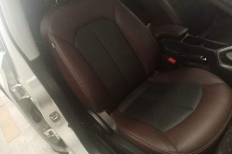 Used Venucia T70X 2016 2.0L CVT SmartFun Sport Edition Right Front Seat