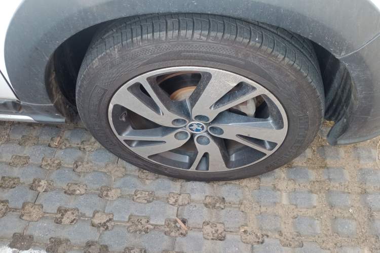 Used Venucia T70X 2016 2.0L CVT SmartFun Sport Edition Right Front Wheel Hub