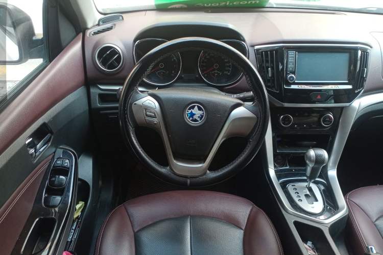 Used Venucia T70X 2016 2.0L CVT SmartFun Sport Edition Steering Wheel