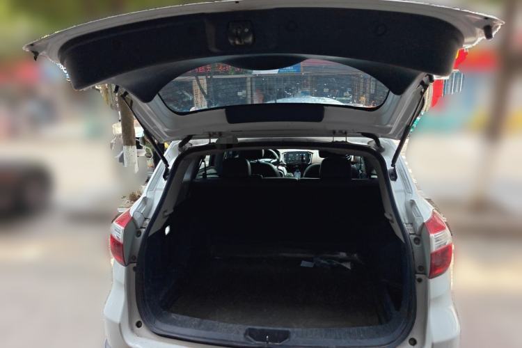 Used Venucia T70X 2016 2.0L CVT SmartFun Sport Edition Trunk