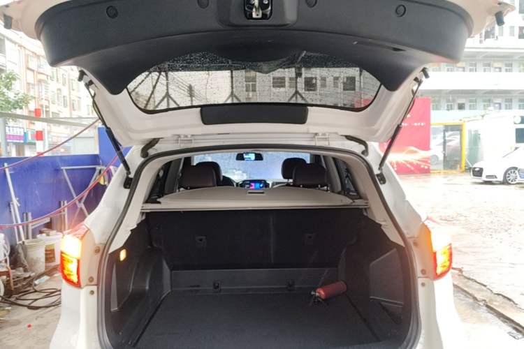 Used Venucia T70X 2016 2.0L CVT Smart Enjoyment Sport Edition Trunk