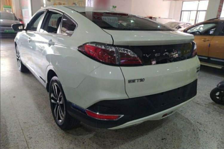 Used Venucia T90 2017 2.0L CVT Fashion Edition Exterior 2