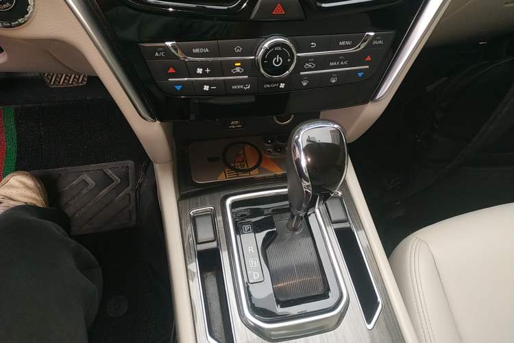 Used Venucia T90 2017 2.0L CVT Smart Edition Gear Lever