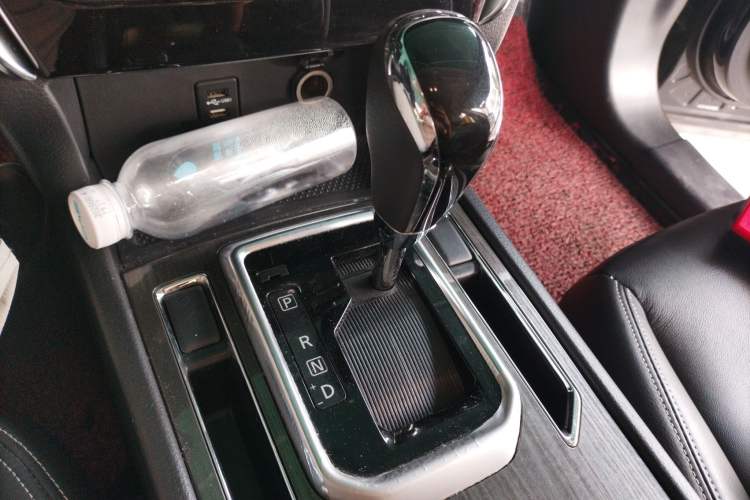 Used Venucia T90 2017 2.0L CVT Smart Edition Gear Lever