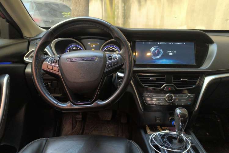 Used Venucia T90 2017 2.0L CVT Leading Edition Center Console