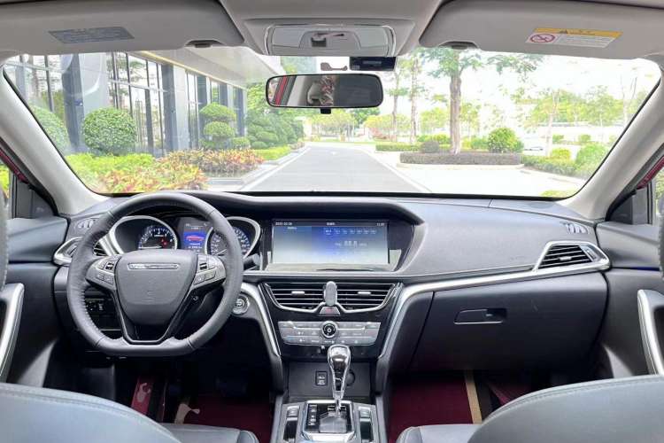 Used Venucia T90 2017 2.0L CVT Leading Edition Center Console
