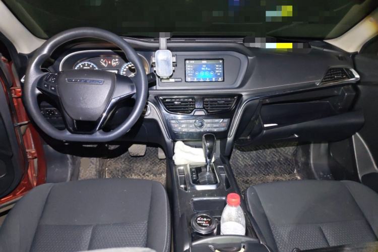 Used Venucia T90 2017 2.0L CVT Fashion Edition Center Console