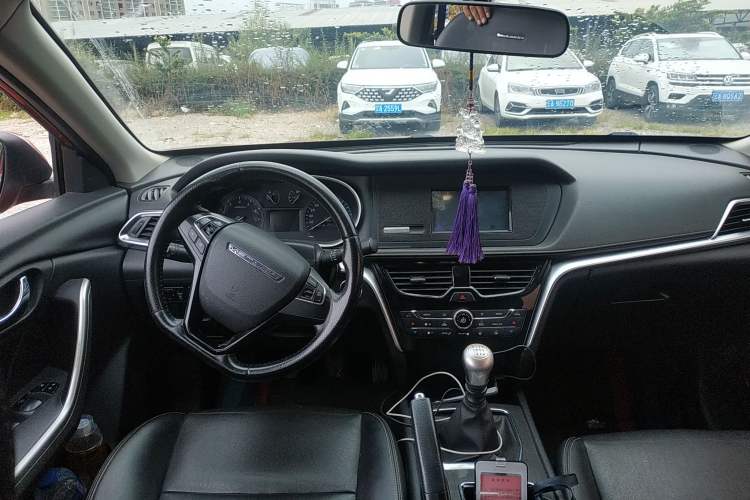 Used Venucia T90 2017 2.0L Manual ZhiShang Edition Center Console