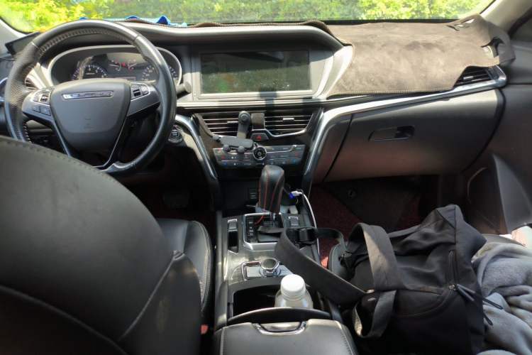 Used Venucia T90 2017 2.0L CVT Smart Edition Center Console
