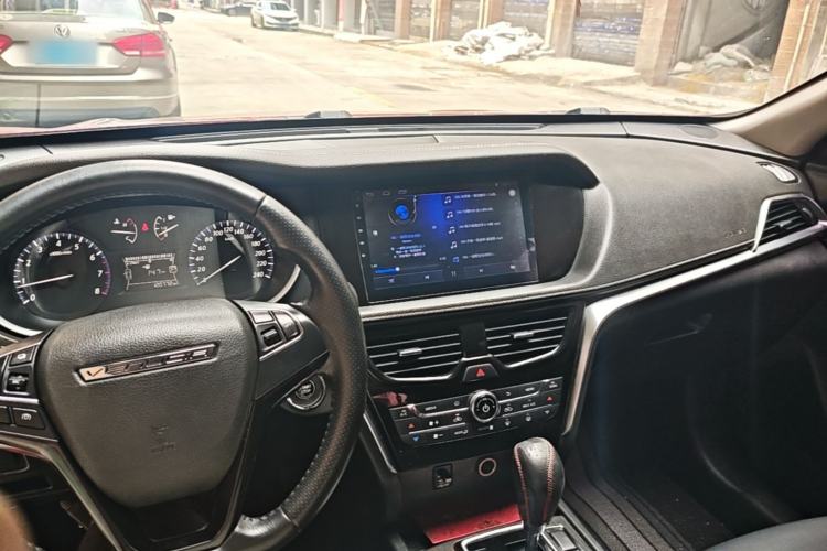Used Venucia T90 2017 2.0L CVT Smart Edition Center Console