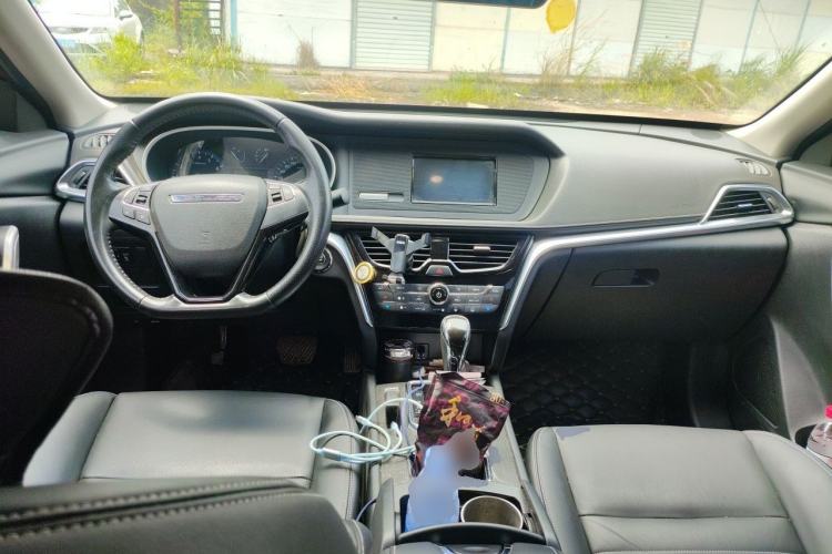Used Venucia T90 2017 2.0L CVT Smart Edition Center Console