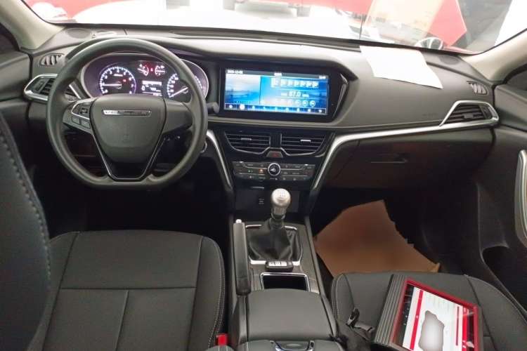 Used Venucia T90 2017 2.0L Manual Fashion Edition Center Console