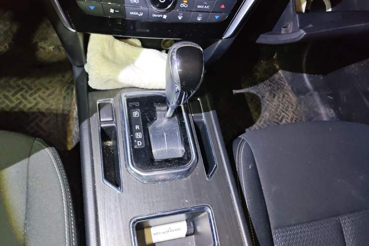 Used Venucia T90 2017 2.0L CVT Fashion Edition Gear Lever