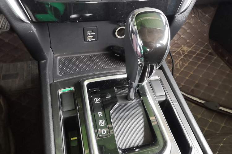 Used Venucia T90 2017 2.0L CVT Smart Edition Gear Lever