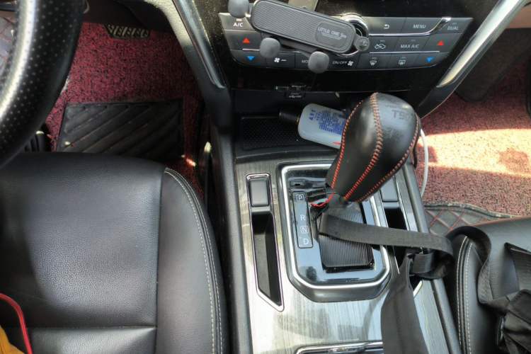Used Venucia T90 2017 2.0L CVT Smart Edition Gear Lever