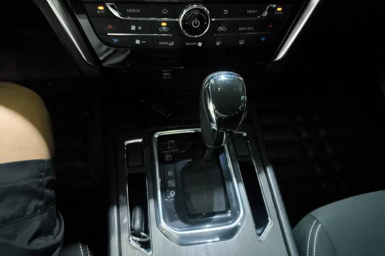 Used Venucia T90 2017 2.0L CVT Fashion Edition Gear Lever
