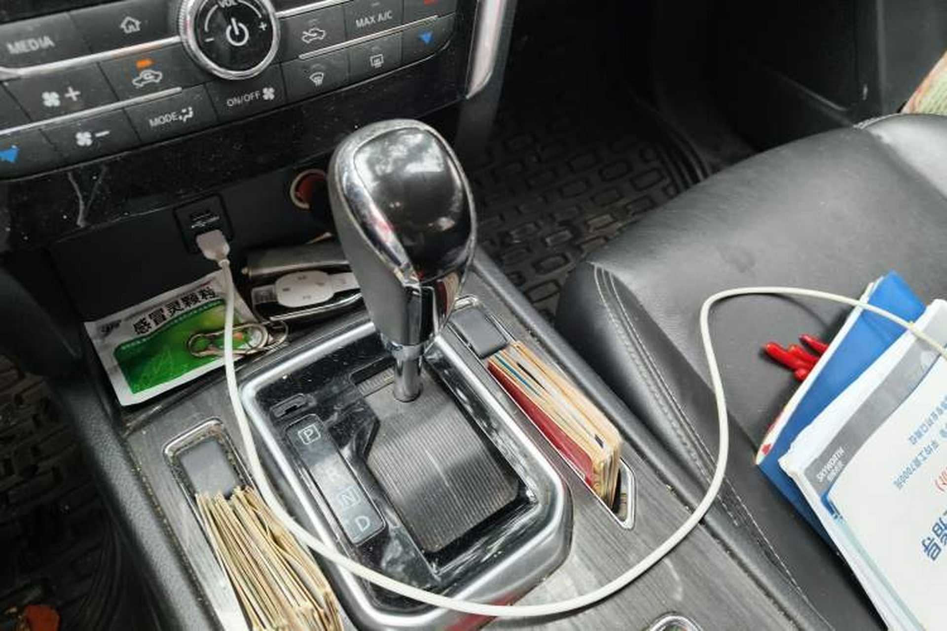 Used Venucia T90 2017 2.0L CVT Smart Edition Gear Lever