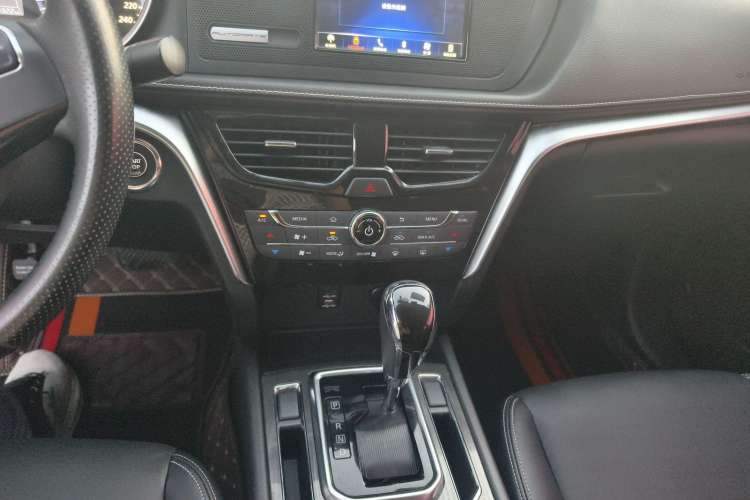 Used Venucia T90 2017 2.0L CVT Smart Edition Interior 3