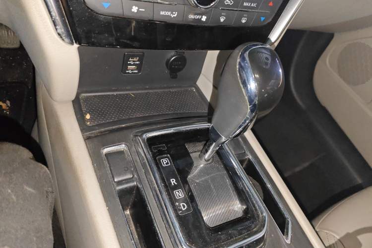 Used Venucia T90 2017 2.0L CVT Smart Edition Gear Lever