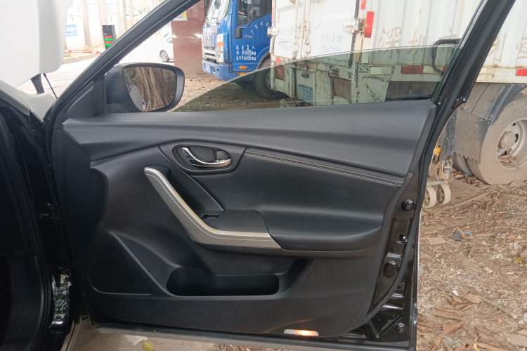 Used Venucia T90 2017 2.0L CVT Smart Edition Right Front Door Interior