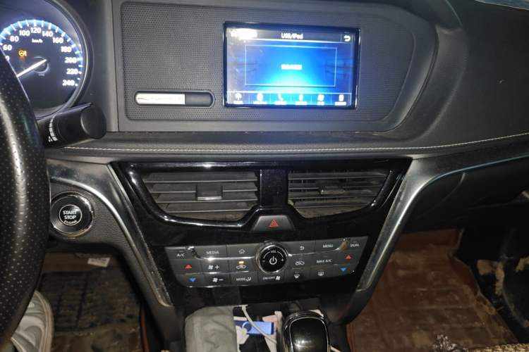 Used Venucia T90 2017 2.0L CVT Smart Edition Audio And AC Panel
