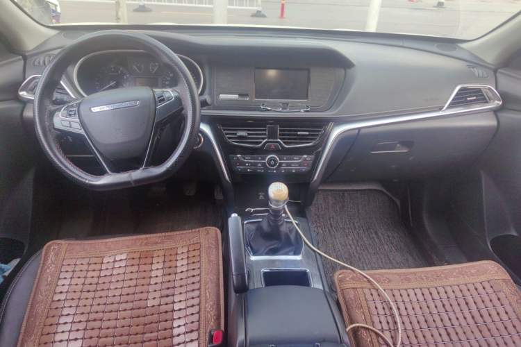 Used Venucia T90 2017 2.0L Manual ZhiShang Edition Center Console
