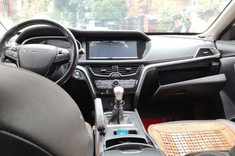 Used Venucia T90 2017 2.0L Manual ZhiShang Edition Center Console