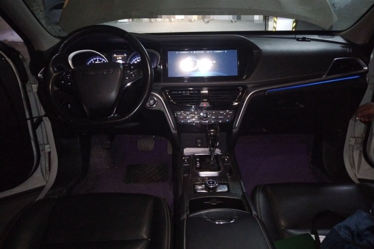 Used Venucia T90 2017 2.0L CVT Leading Edition Center Console