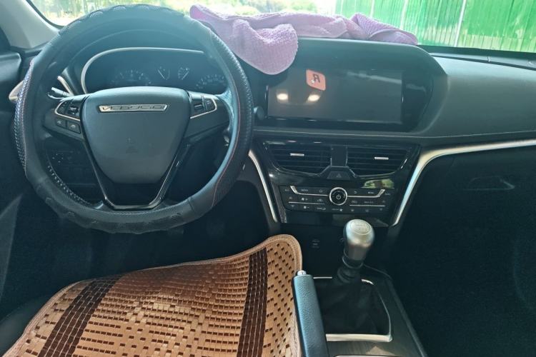 Used Venucia T90 2017 2.0L Manual ZhiShang Edition Center Console