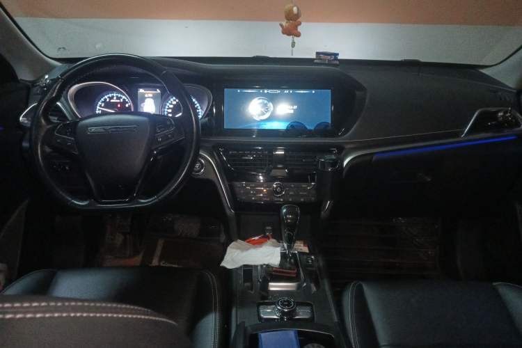 Used Venucia T90 2017 2.0L CVT Leading Edition Center Console