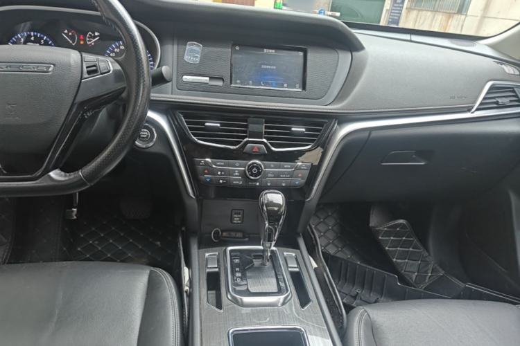 Used Venucia T90 2017 2.0L CVT Smart Edition Center Console