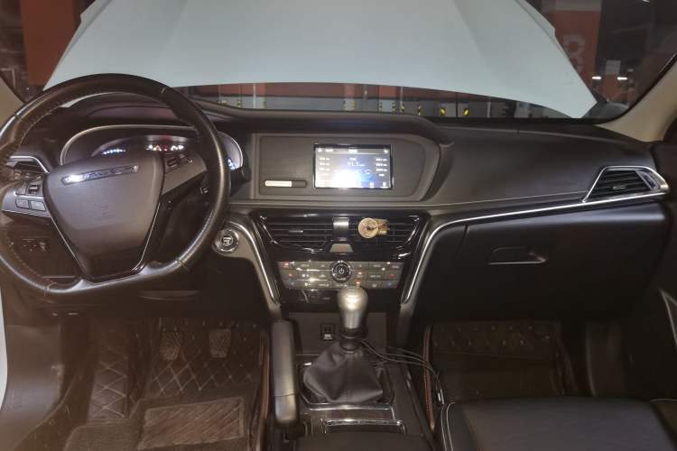 Used Venucia T90 2017 2.0L Manual ZhiShang Edition Center Console