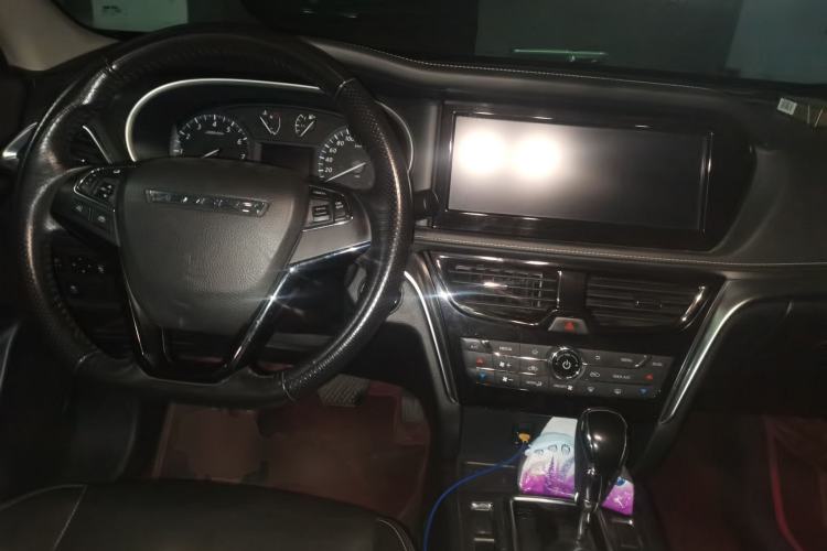 Used Venucia T90 2017 2.0L CVT Smart Edition Center Console