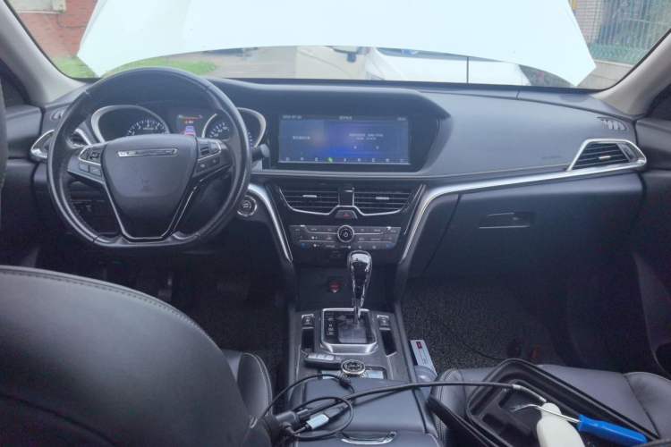 Used Venucia T90 2017 2.0L CVT Leading Edition Center Console