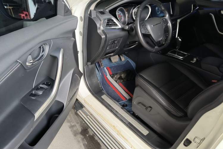 Used Venucia T90 2017 2.0L CVT Leading Edition Driver Seat
