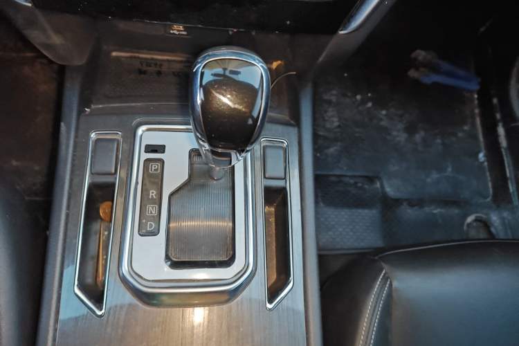 Used Venucia T90 2017 2.0L CVT Smart Edition Gear Lever
