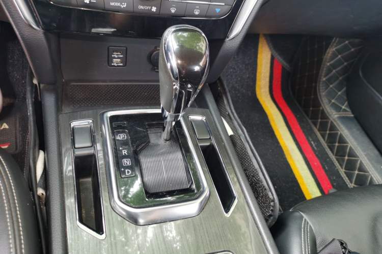 Used Venucia T90 2017 2.0L CVT Smart Edition Gear Lever