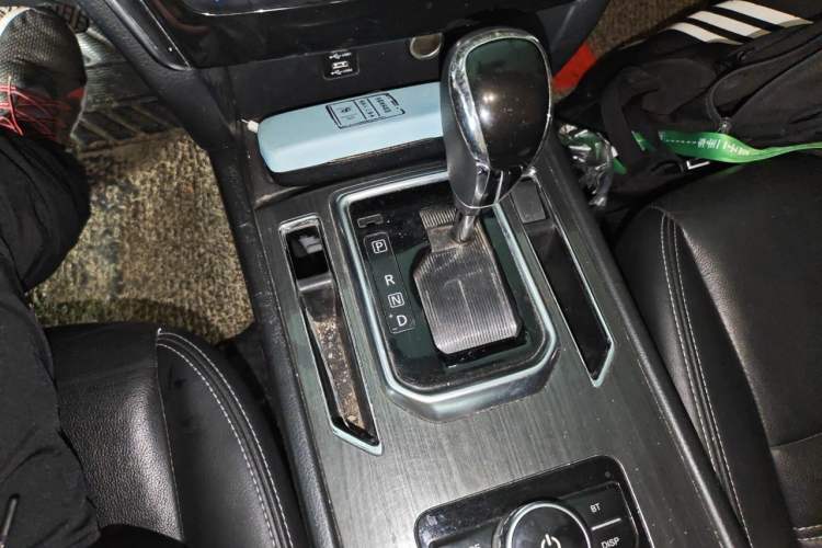Used Venucia T90 2017 2.0L CVT Smart Edition Gear Lever