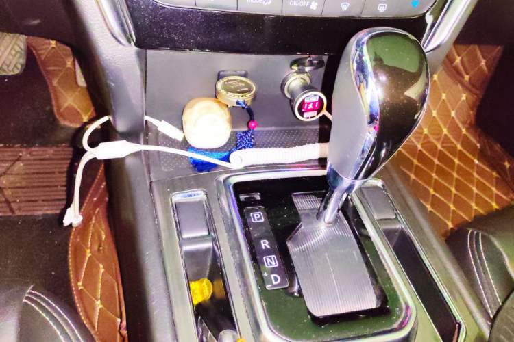 Used Venucia T90 2017 2.0L CVT Smart Edition Gear Lever