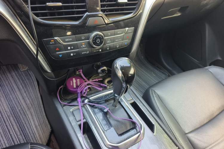 Used Venucia T90 2017 2.0L CVT Smart Edition Gear Lever