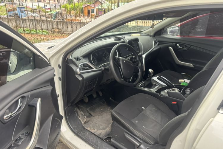 Used Venucia T90 2017 2.0L Manual Fashion Edition Interior 3