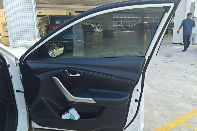 Used Venucia T90 2017 2.0L CVT Leading Edition Interior 3