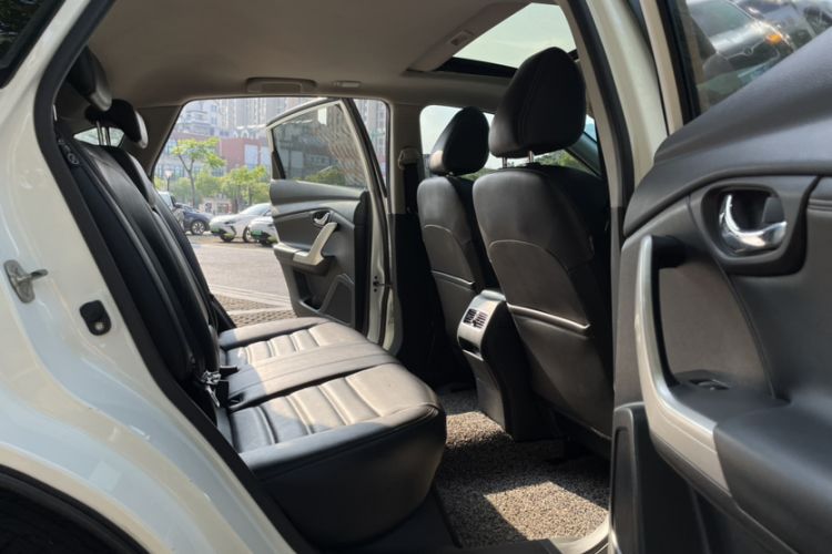 Used Venucia T90 2017 2.0L CVT Smart Edition Interior 4